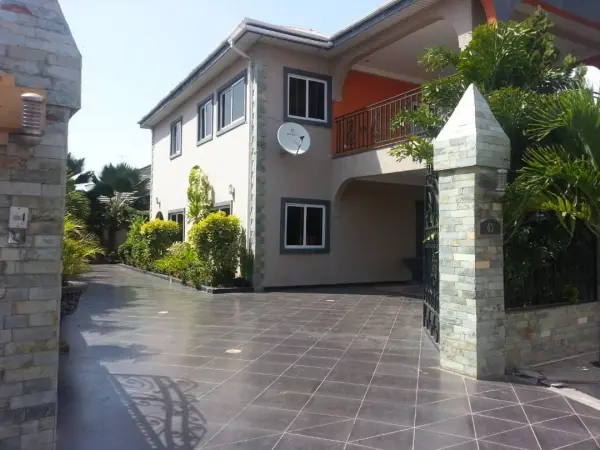 4 bedrooms house with the 2 bedrooms boys quarters for sale